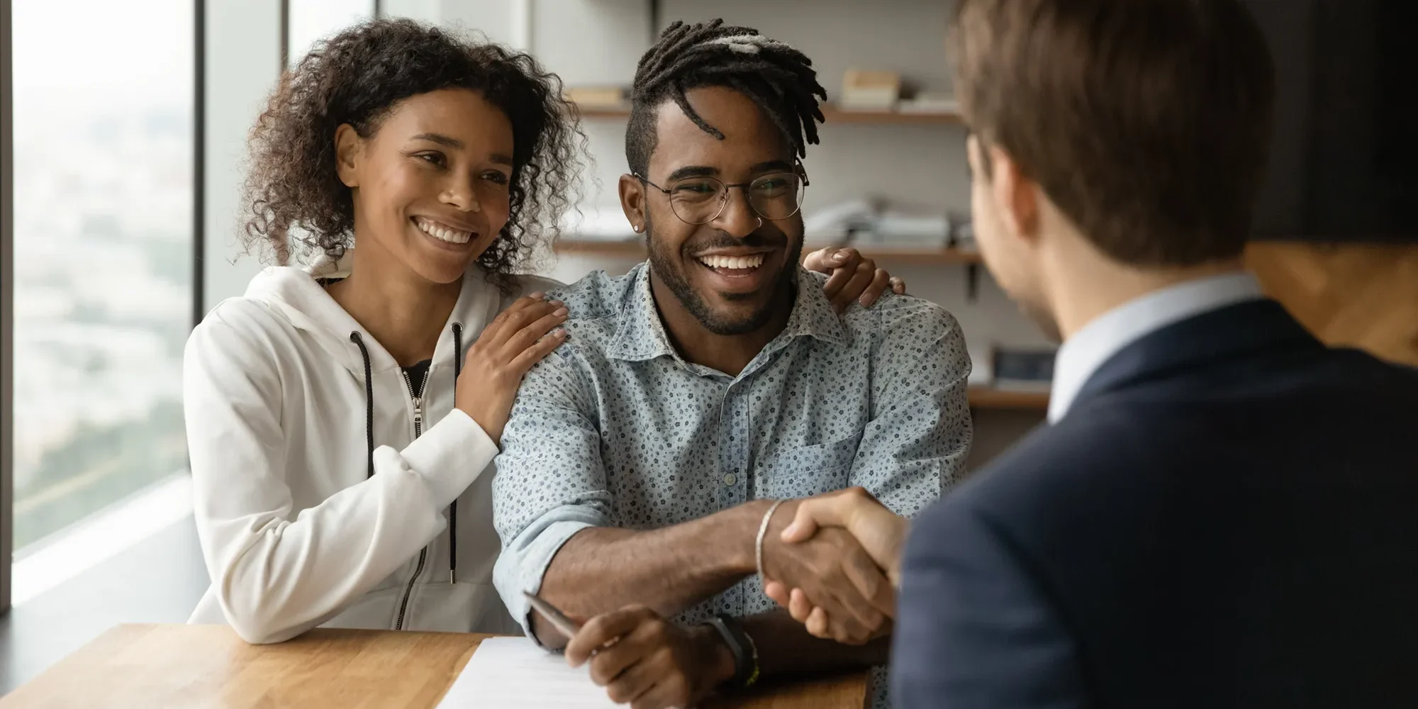 Image of a Borrower couple closing a mortgage deal with a Mortgage Broker or Retail Lender using Innova Financial Services